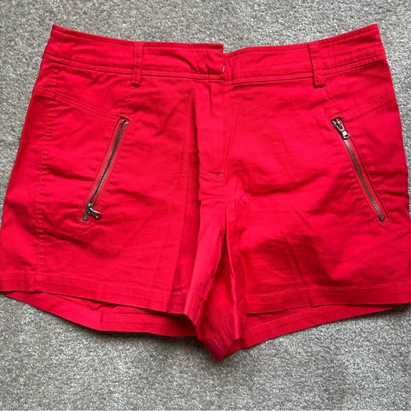 Red shorts with zipper detail in US 2. Fits big. Worn only once. - Picture 4 of 5